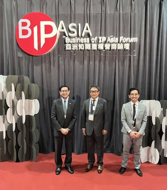 Philippine delegation at the BIP Asia 2022: Atty. Rowel S. Barba, DG of the IPOPHL (middle); Atty. Raly L. Tejada, Consul General of the Philippines to Hong Kong (left most); and, Atty. Roberto B. Mabalot, Jr., Vice Consul Commercial and Commercial Attache of the PTIC-HK (right most).